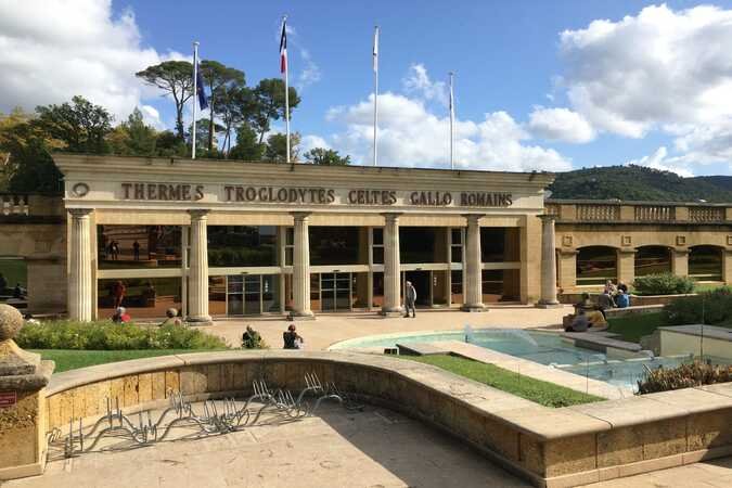 Façade monumentale des Thermes Troglodytes Celtes Gallo-Romains de Gréoux-les-Bains avec colonnes et bassin extérieur