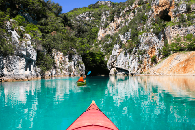 Balade en kayak dans les eaux turquoise des Gorges du Verdon, entouré de falaises calcaires et de végétation luxuriante