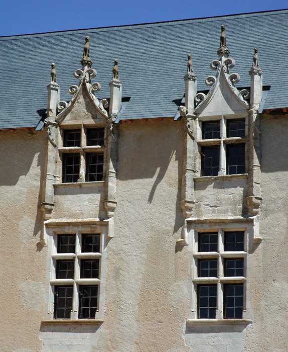 Détail des fenêtres gothiques de style flamboyant sur la façade Renaissance du Château d'Allemagne-en-Provence